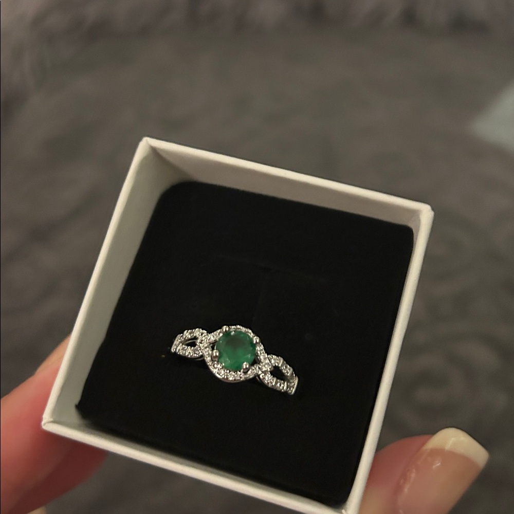 Elegant Silver Ring with Green Gemstone approx 7.5